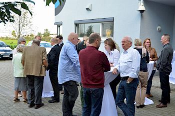 Gutes Wetter = volle Stehtische vorm Haus