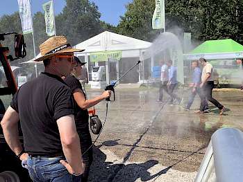Service der anderen Art: eine Dusche aus dem Hochdruckreiniger erfrischt einige Besucher.