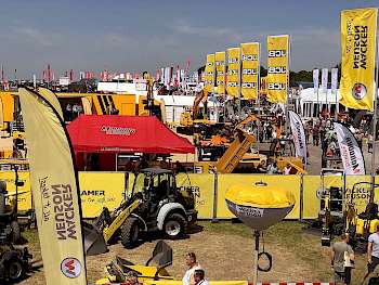 Flaggen, Stände dicht an dicht und überall laufende Maschinen und Geräte - die demopark ist was für Praktiker.