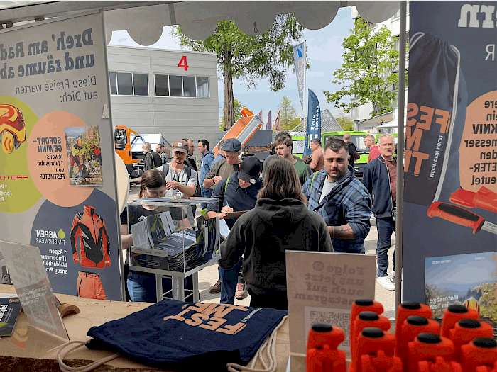 FESTMETER-Stand vom Zeltinneren heraus fotografiert - da war echt viel los