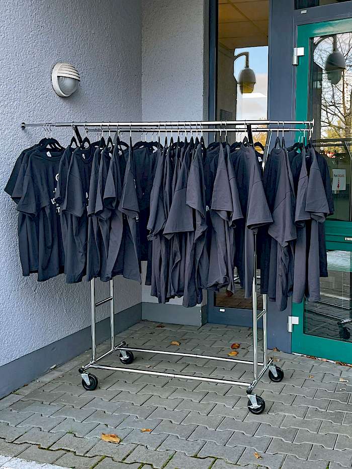 Foto der aushängenden T-Shirts für die DeLuTa 2022