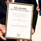 Ulrich Westrup, stellvertretender Aufsichtsratsvorsitzender übergibt die Urkunde an den aktuellen Verleger Jan-Klaus Beckmann.