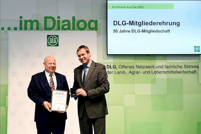 Ulrich Westrup, stellvertretender Aufsichtsratsvorsitzender übergibt die Urkunde an den aktuellen Verleger Jan-Klaus Beckmann.