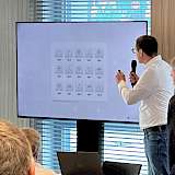 Voller Saal und stehende Besucher bei den Pitches von DpS meet & greet